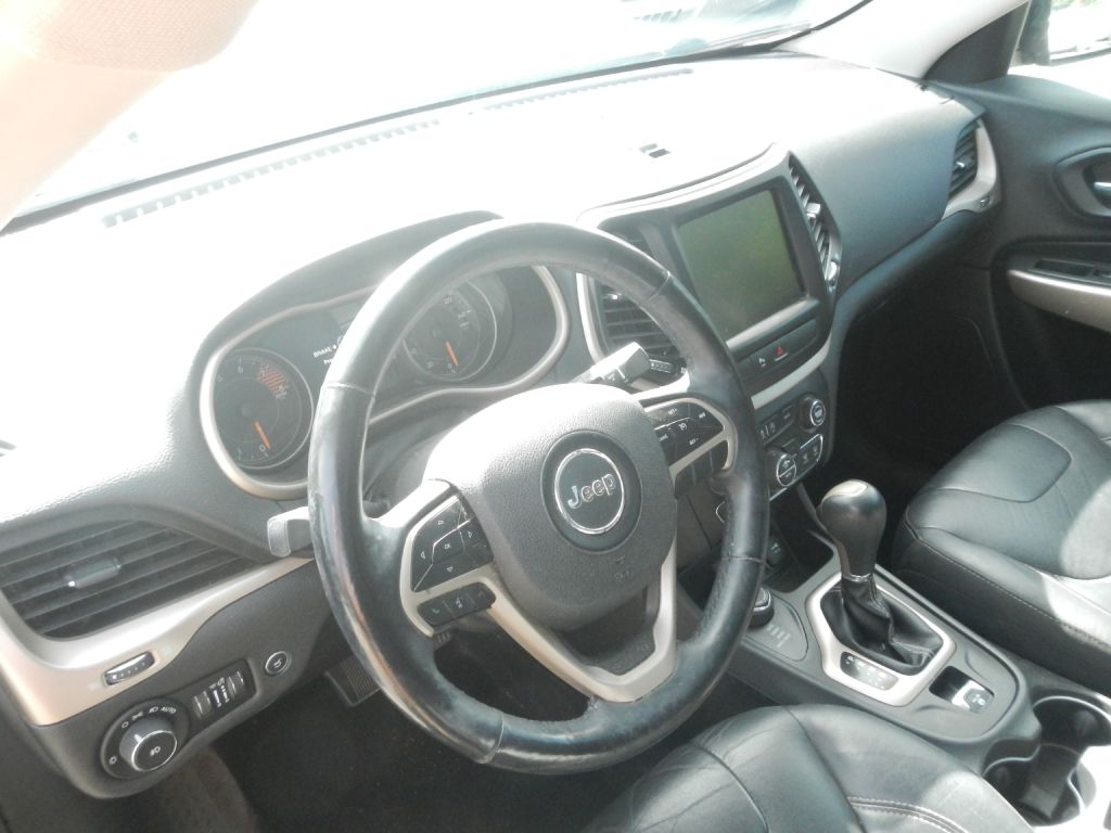 Photo 17 of this JEEP CHEROKEE 4WD