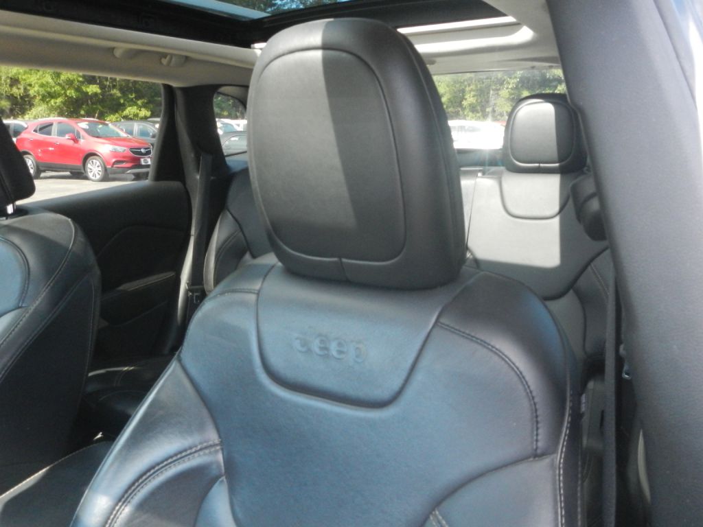 Photo 18 of this JEEP CHEROKEE 4WD