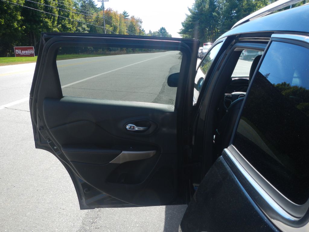 Photo 21 of this JEEP CHEROKEE 4WD