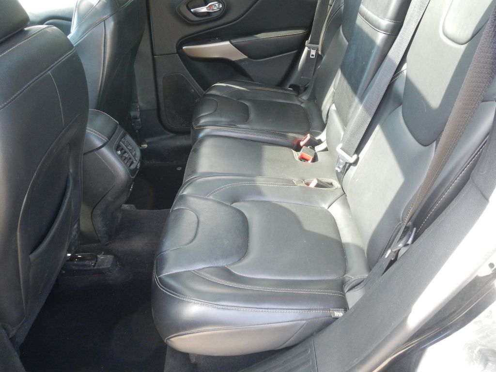 Photo 22 of this JEEP CHEROKEE 4WD