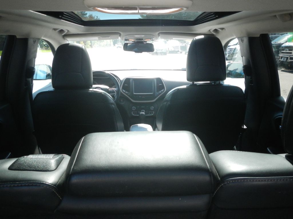Photo 29 of this JEEP CHEROKEE 4WD