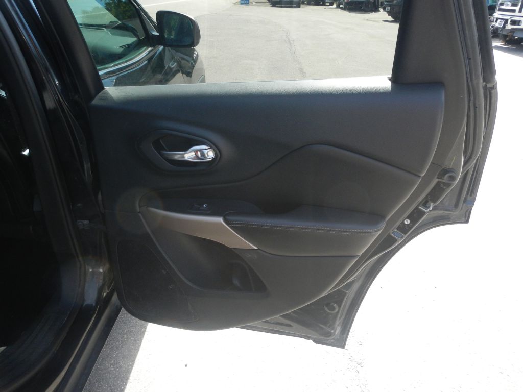 Photo 41 of this JEEP CHEROKEE 4WD