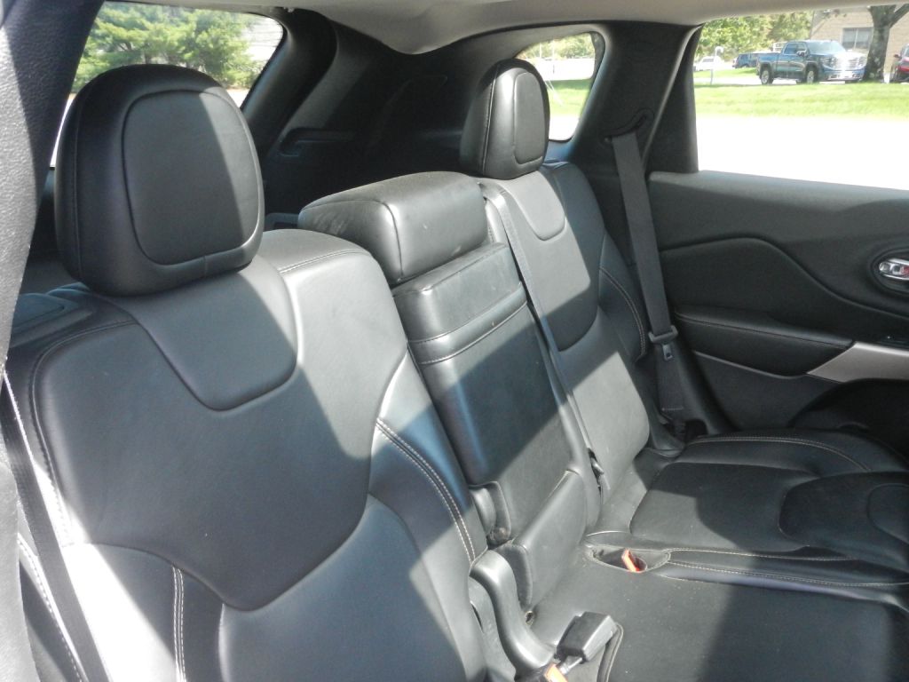 Photo 43 of this JEEP CHEROKEE 4WD