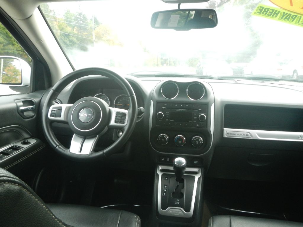 Photo 24 of this JEEP COMPASS 4WD