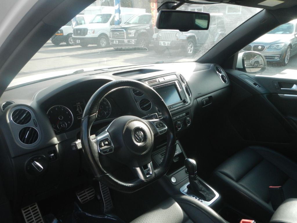 Photo 2 of this VOLKSWAGEN TIGUAN AWD