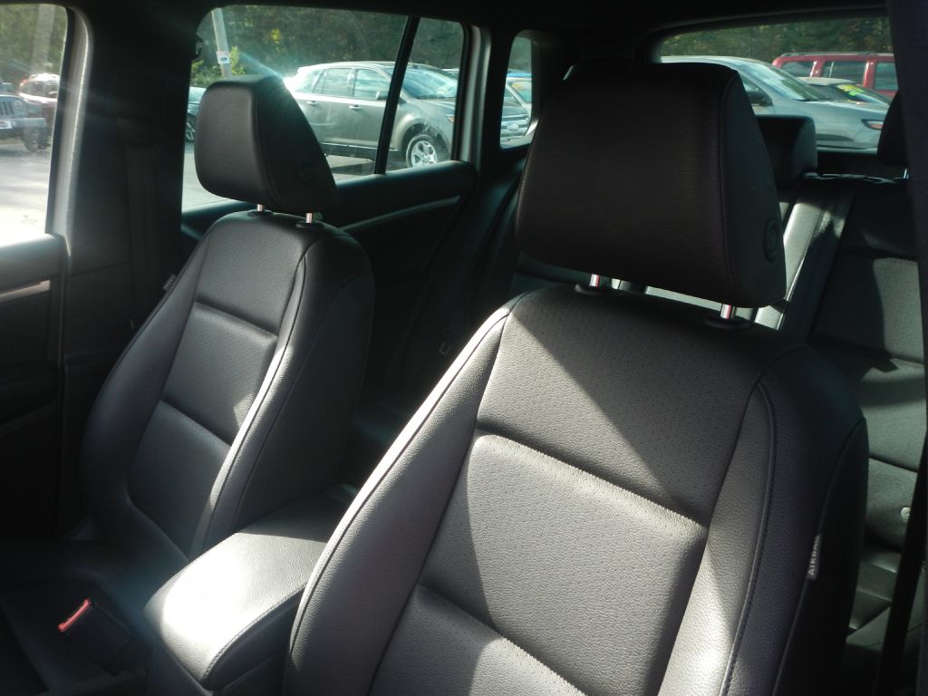 Photo 3 of this VOLKSWAGEN TIGUAN AWD