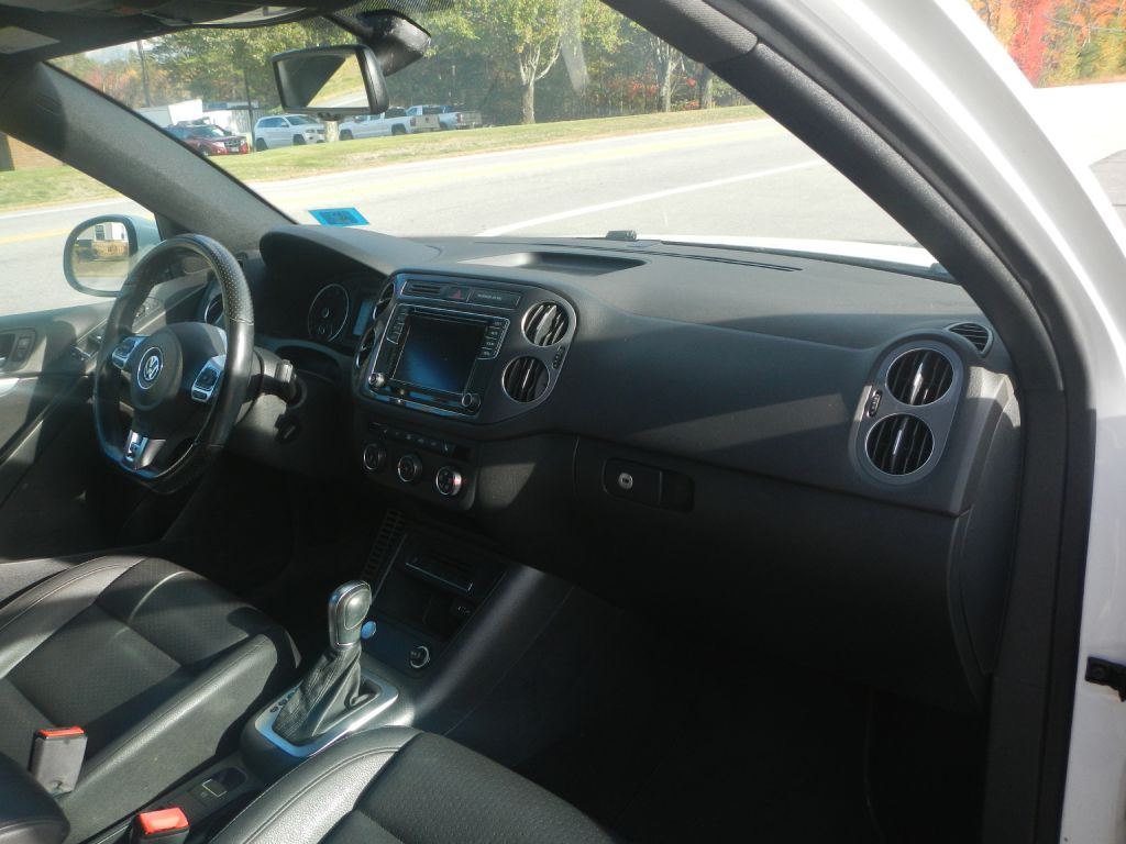 Photo 9 of this VOLKSWAGEN TIGUAN AWD