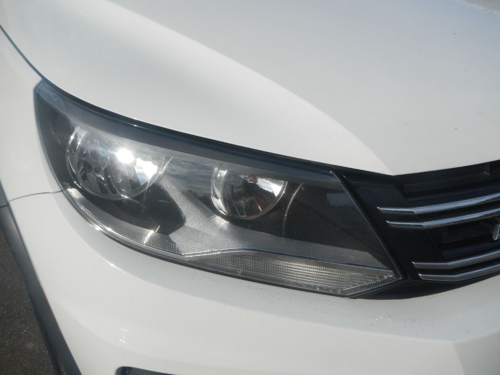Photo 11 of this VOLKSWAGEN TIGUAN AWD
