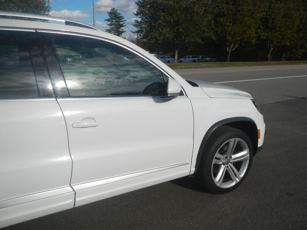 Photo 12 of this VOLKSWAGEN TIGUAN AWD