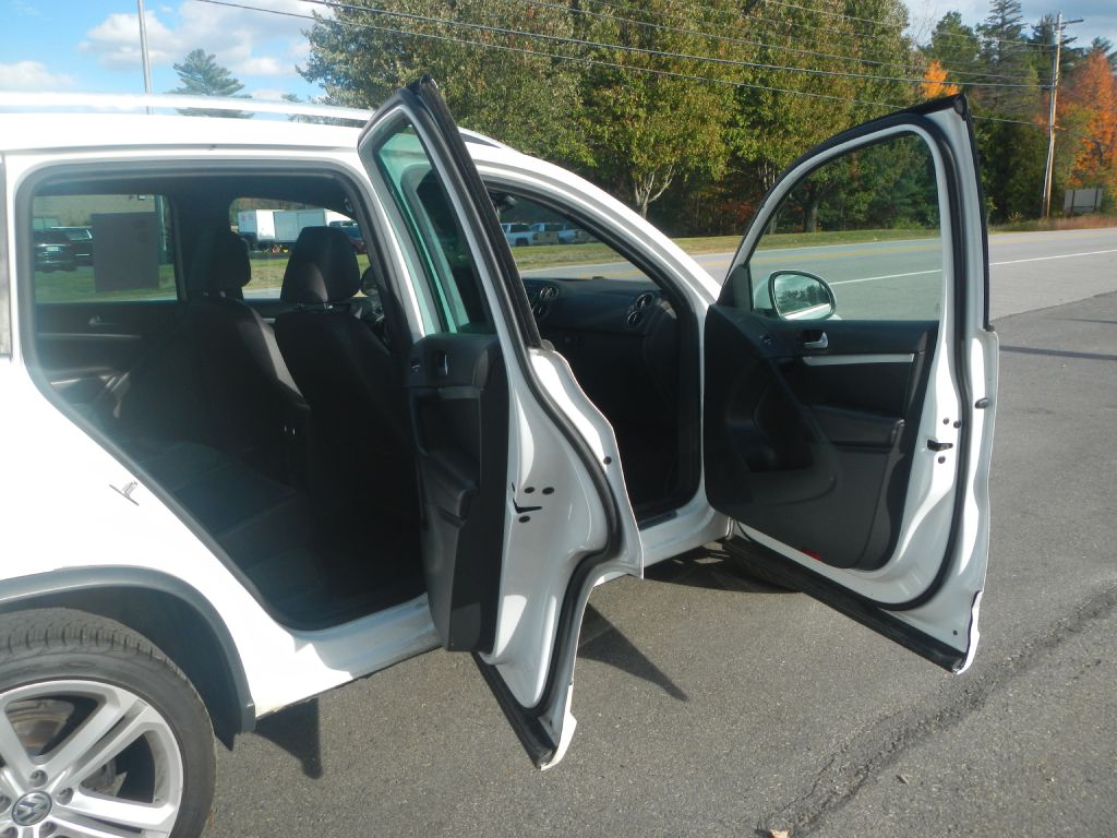 Photo 15 of this VOLKSWAGEN TIGUAN AWD
