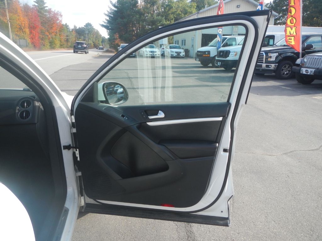 Photo 16 of this VOLKSWAGEN TIGUAN AWD
