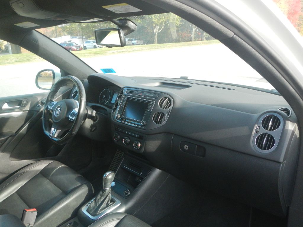 Photo 18 of this VOLKSWAGEN TIGUAN AWD