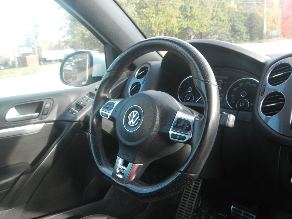Photo 20 of this VOLKSWAGEN TIGUAN AWD