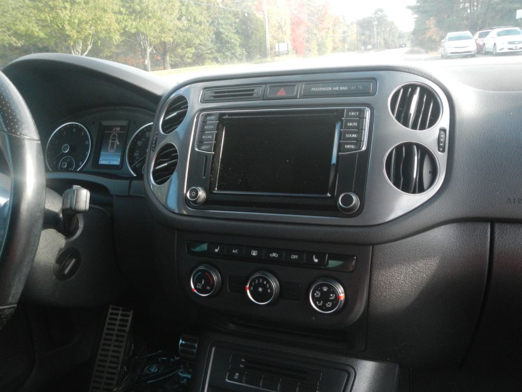 Photo 21 of this VOLKSWAGEN TIGUAN AWD