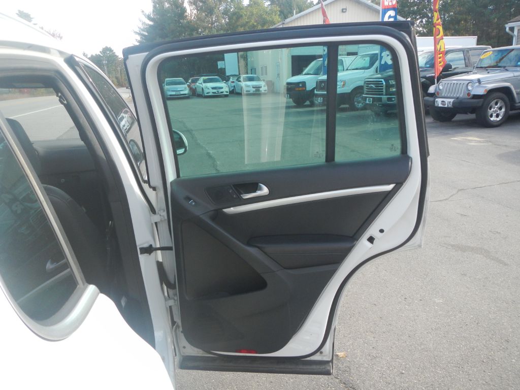 Photo 25 of this VOLKSWAGEN TIGUAN AWD