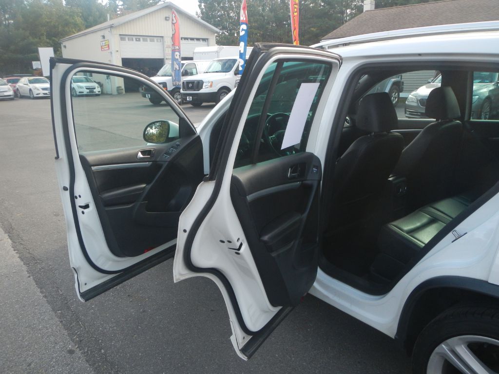 Photo 40 of this VOLKSWAGEN TIGUAN AWD