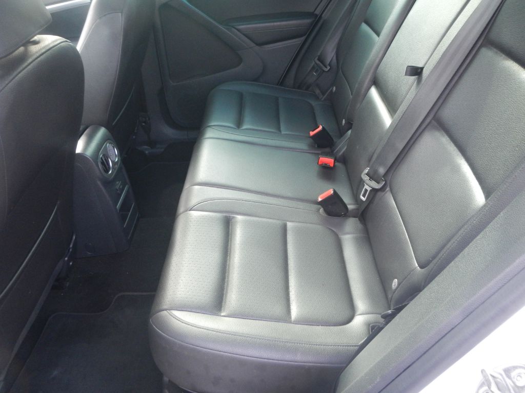 Photo 42 of this VOLKSWAGEN TIGUAN AWD