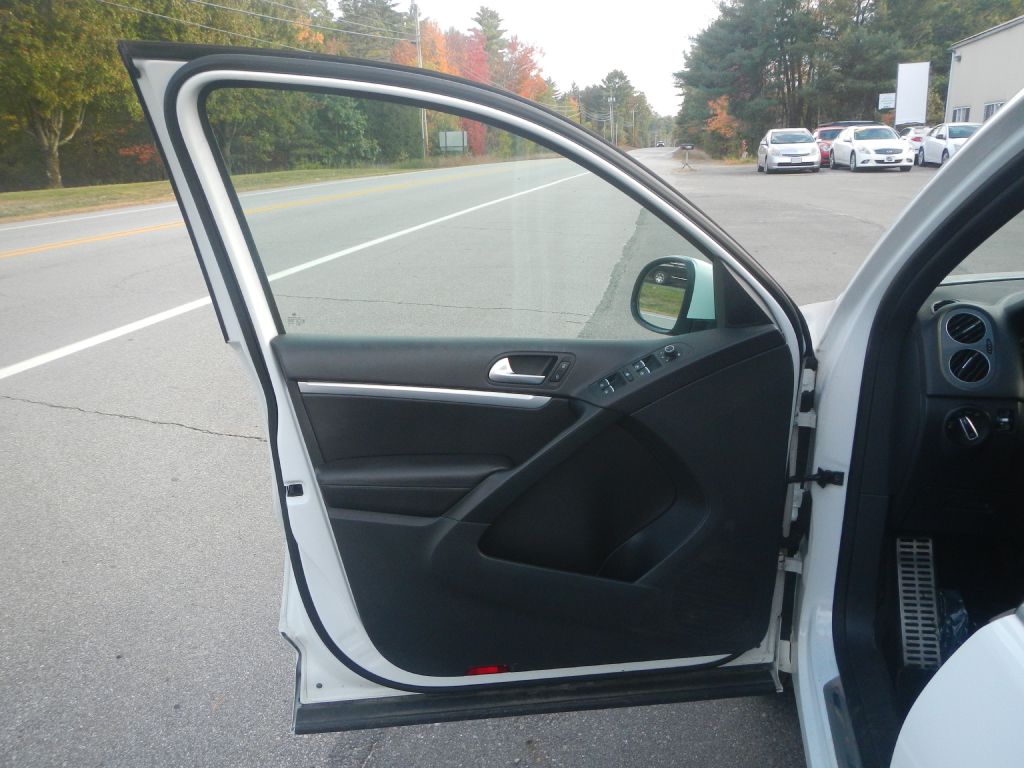Photo 47 of this VOLKSWAGEN TIGUAN AWD