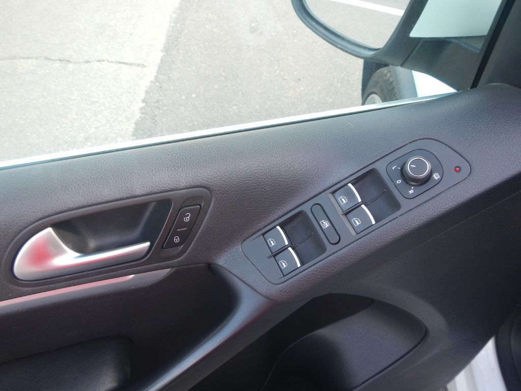 Photo 48 of this VOLKSWAGEN TIGUAN AWD