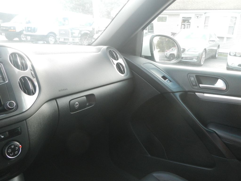 Photo 51 of this VOLKSWAGEN TIGUAN AWD