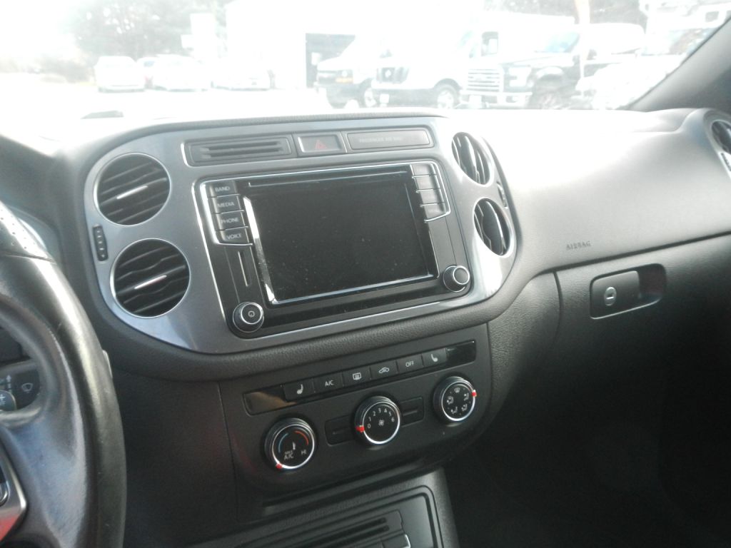 Photo 52 of this VOLKSWAGEN TIGUAN AWD