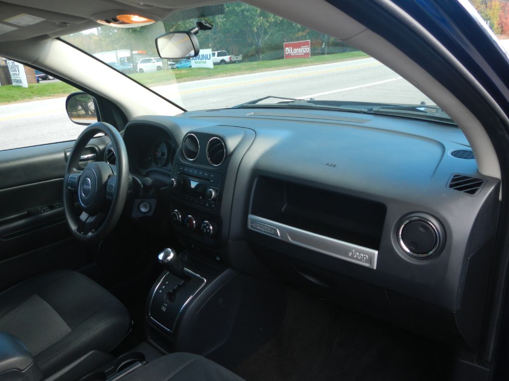 Photo 10 of this JEEP COMPASS 4WD