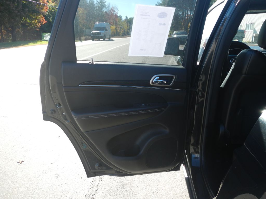 Photo 35 of this JEEP GRAND CHEROKEE