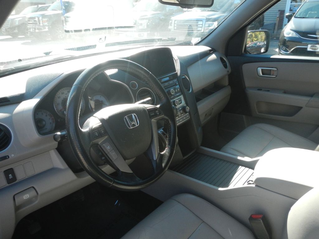Photo 3 of this HONDA PILOT AWD