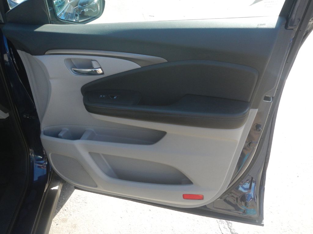 Photo 19 of this HONDA PILOT AWD
