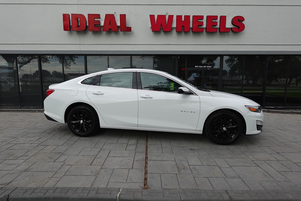 White 2025 Chevrolet Malibu Sedan Front-Wheel Drive Continuously Variable Transmission