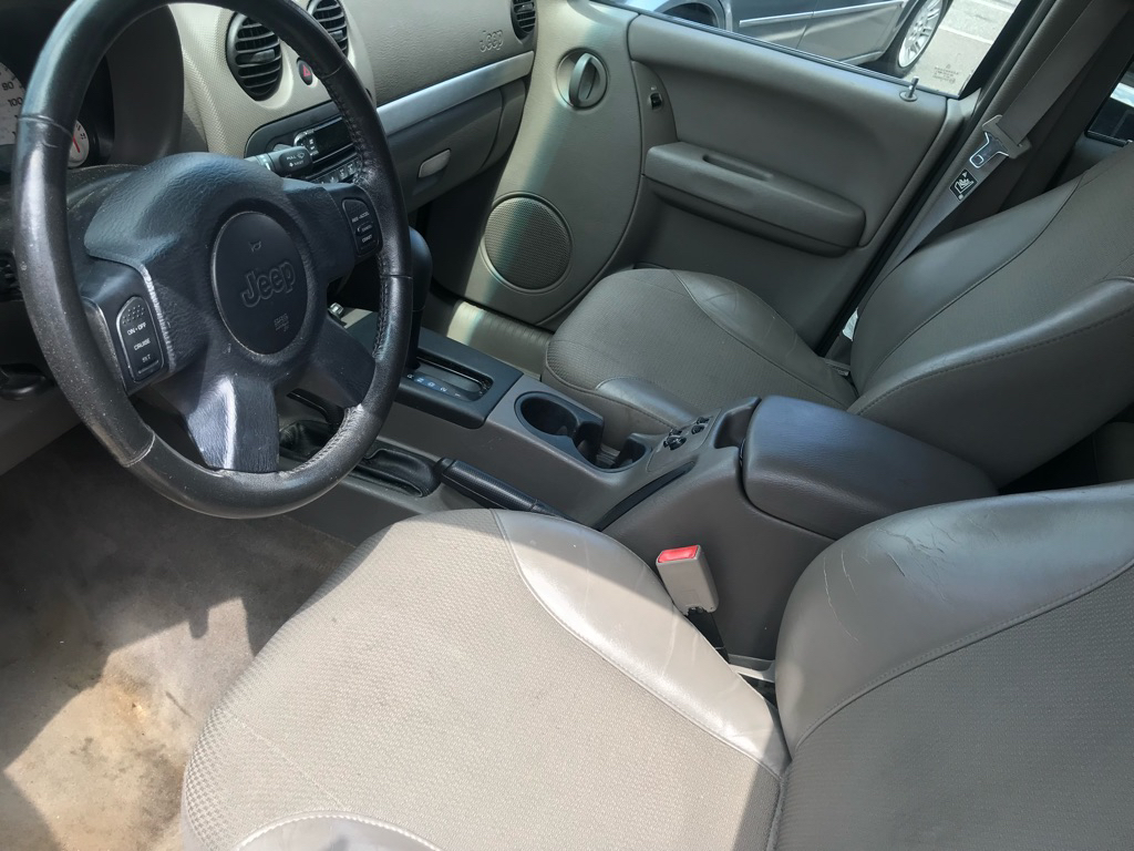 Photo 3 of this JEEP LIBERTY