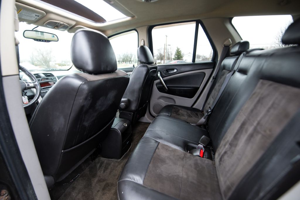 Photo 10 of this SATURN VUE REDLINE