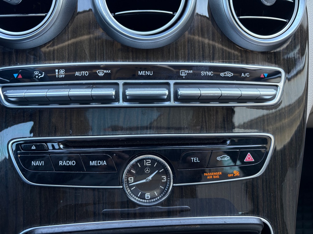 Photo 23 of this MERCEDES-BENZ C-CLASS
