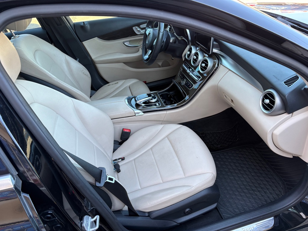 Photo 14 of this MERCEDES-BENZ C-CLASS