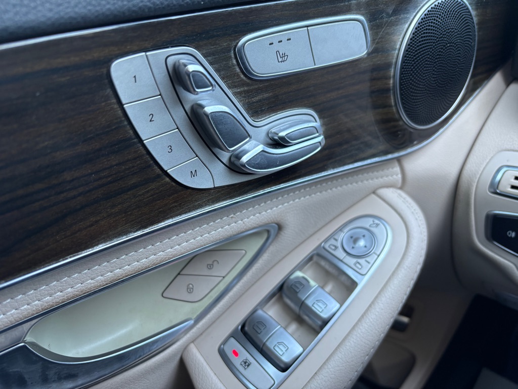 Photo 21 of this MERCEDES-BENZ C-CLASS