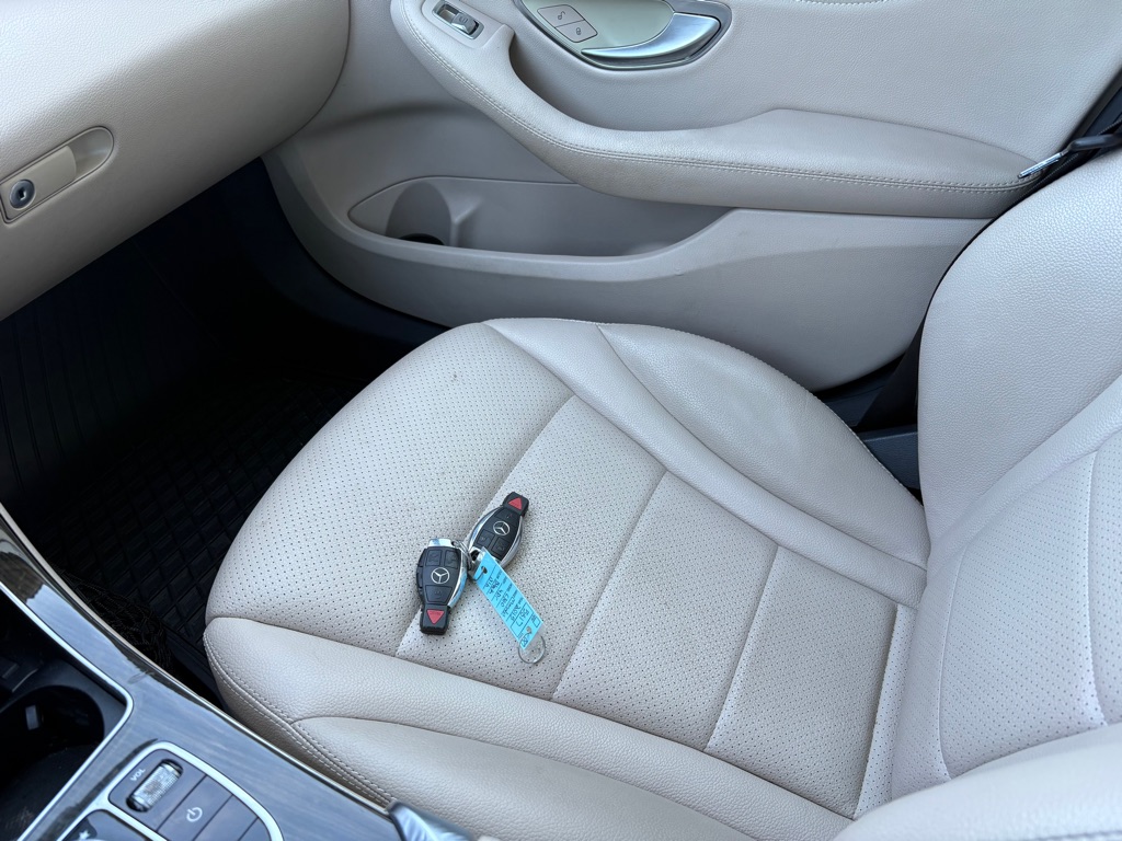 Photo 26 of this MERCEDES-BENZ C-CLASS