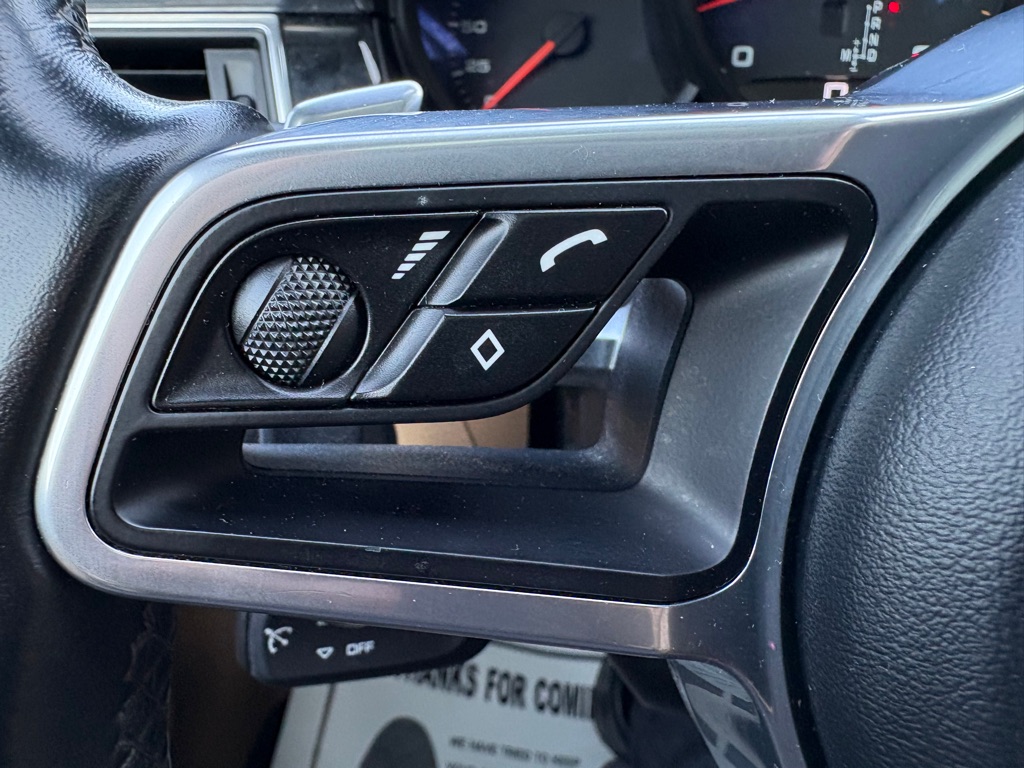 Photo 20 of this PORSCHE MACAN