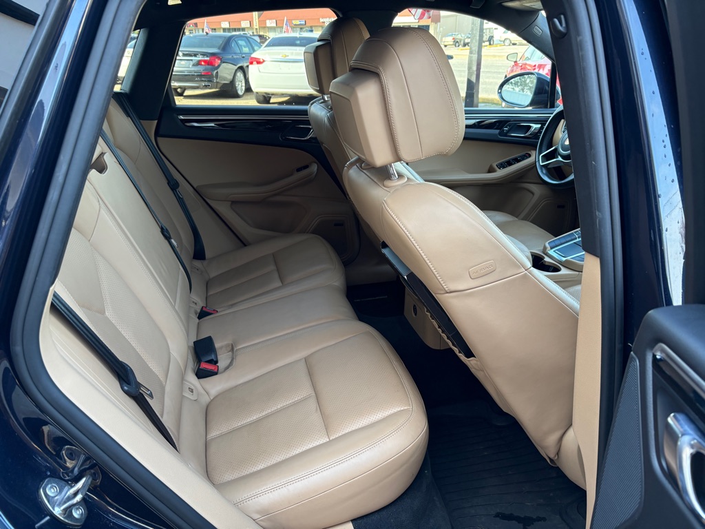 Photo 13 of this PORSCHE MACAN