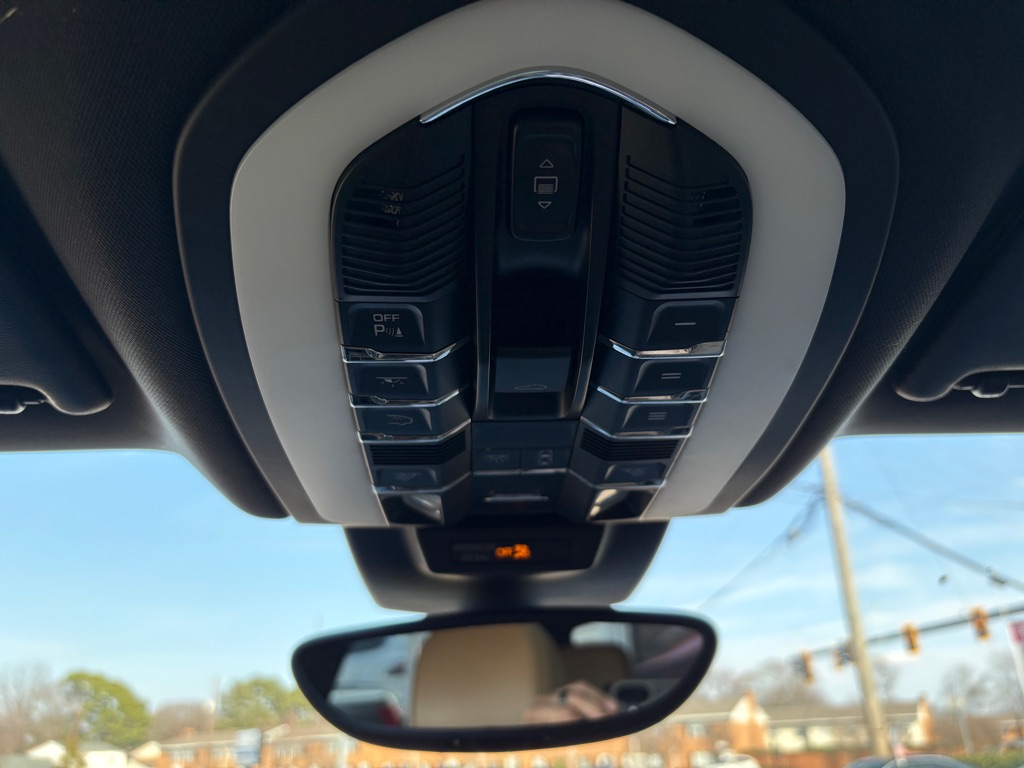 Photo 29 of this PORSCHE MACAN