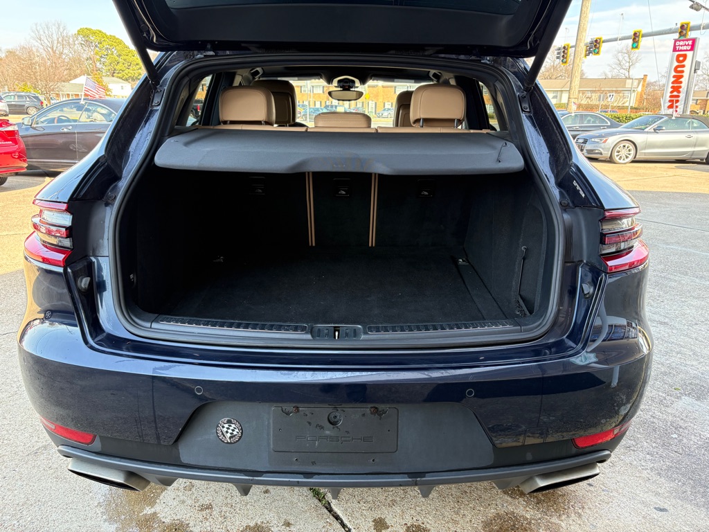 Photo 6 of this PORSCHE MACAN