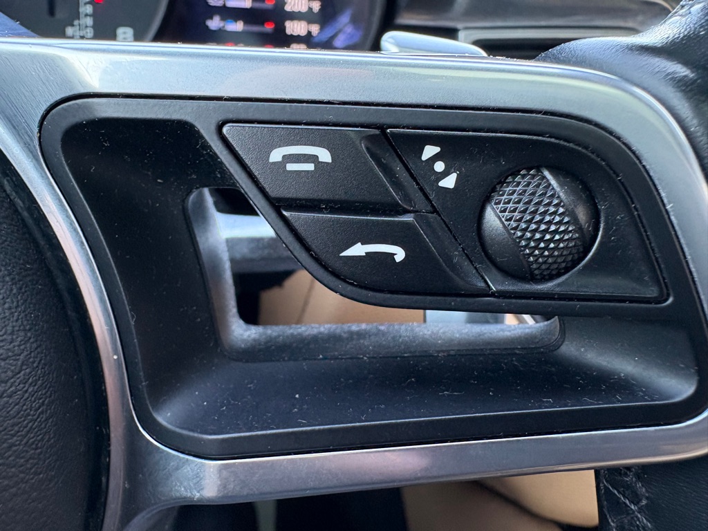 Photo 19 of this PORSCHE MACAN
