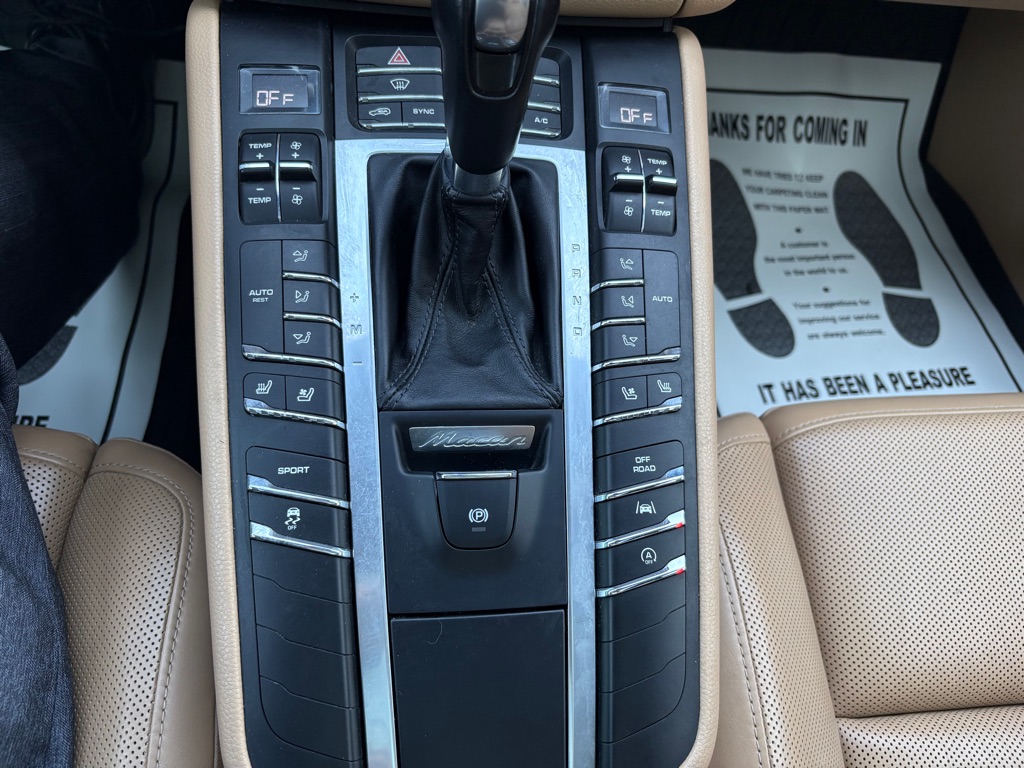 Photo 26 of this PORSCHE MACAN
