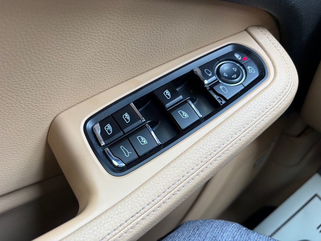 Photo 22 of this PORSCHE MACAN