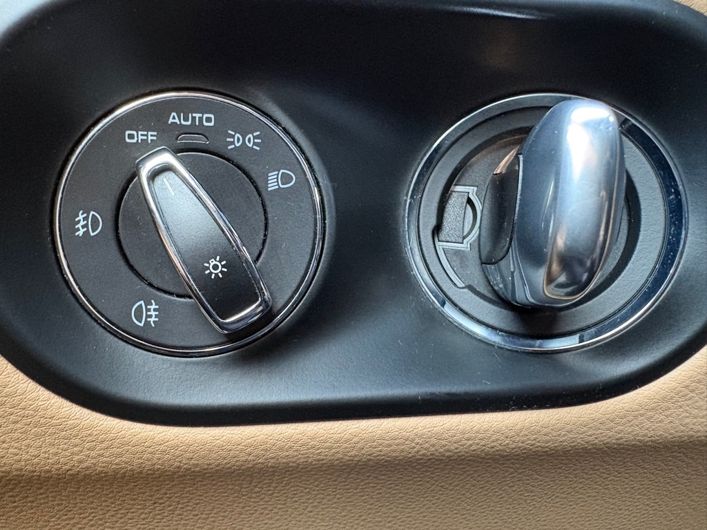 Photo 21 of this PORSCHE MACAN