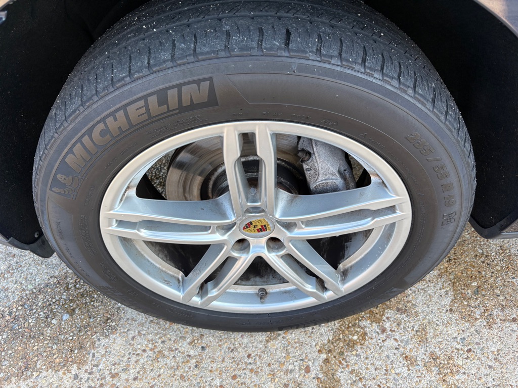 Photo 30 of this PORSCHE MACAN