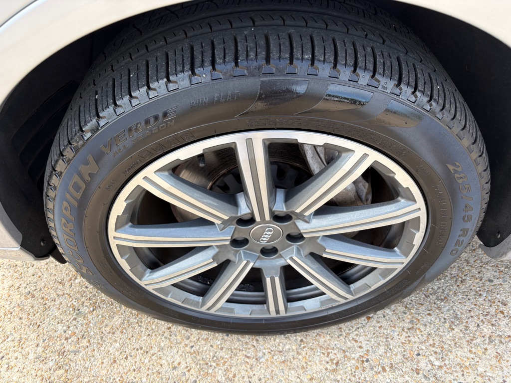 Photo 30 of this AUDI Q7