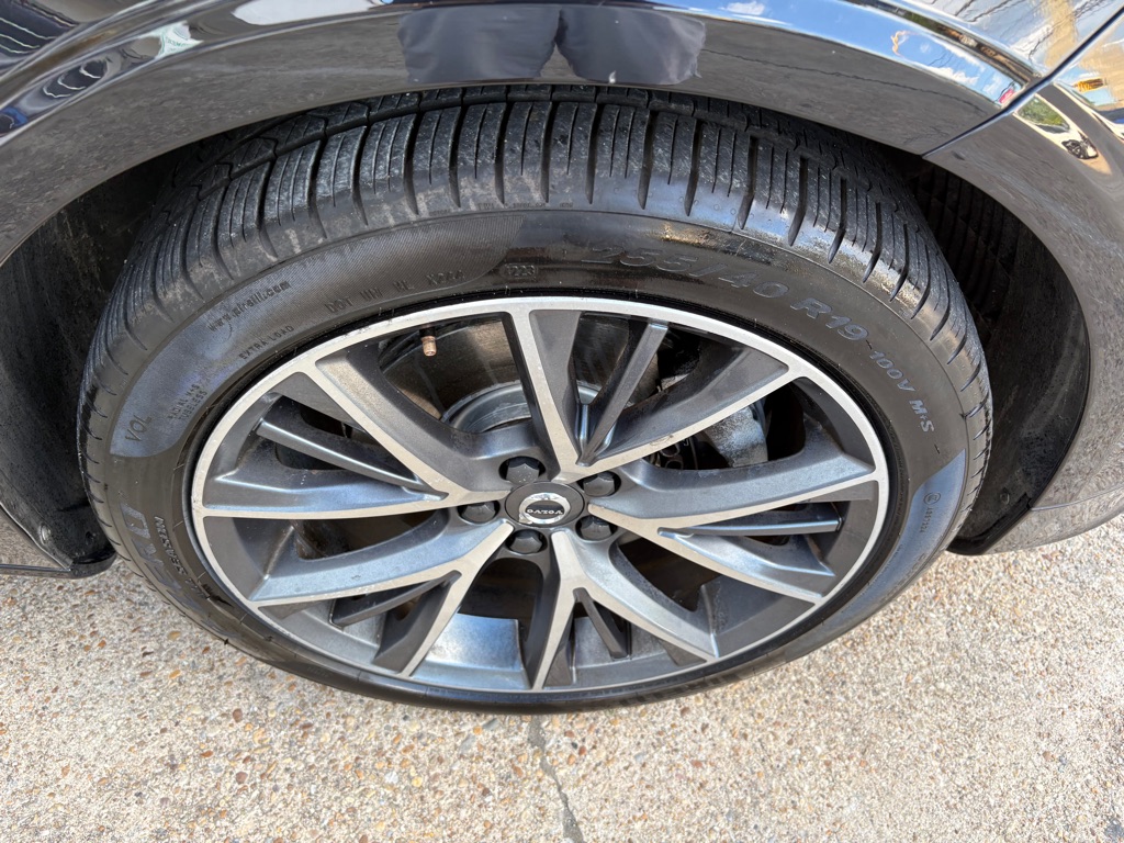 Photo 31 of this VOLVO S90