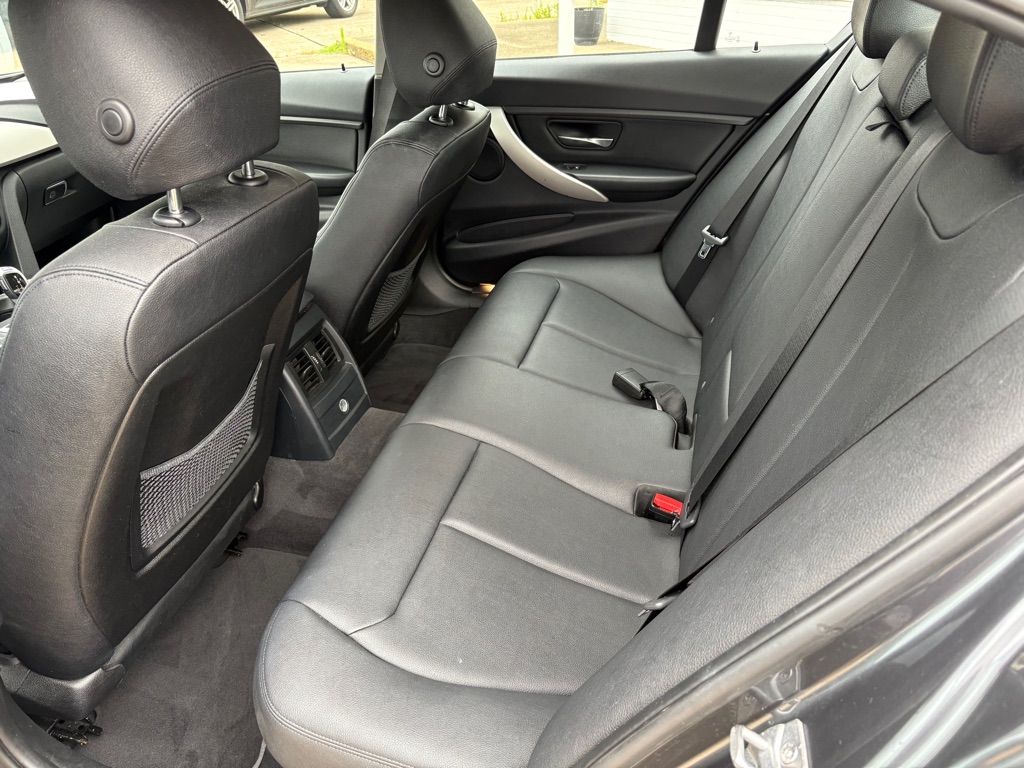 Photo 10 of this BMW 320