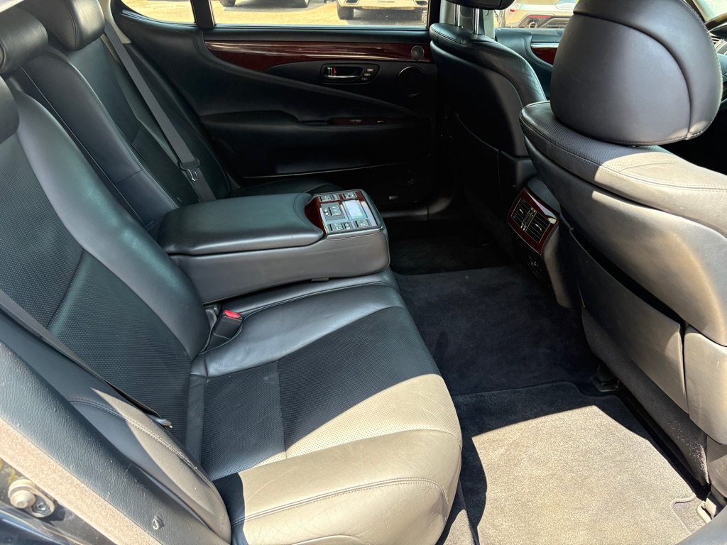 Photo 14 of this LEXUS LS