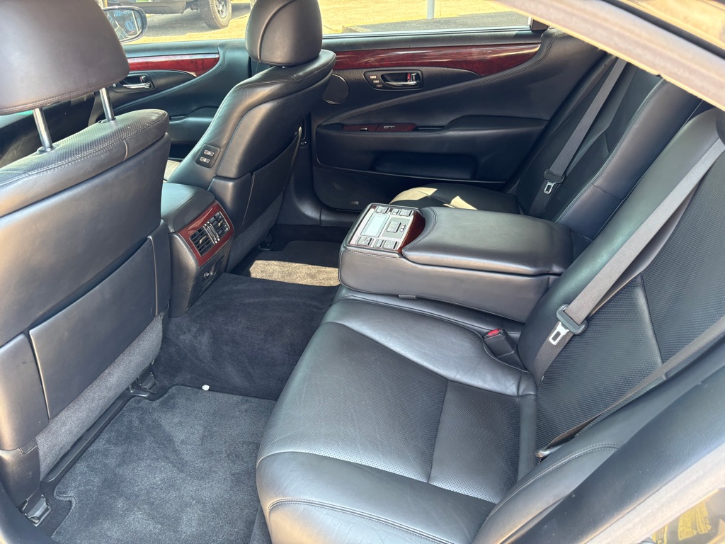 Photo 11 of this LEXUS LS